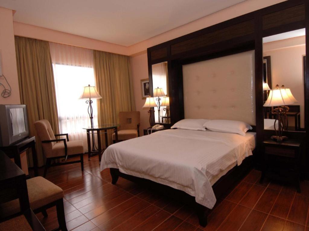 Planta Centro Bacolod Hotel & Residences Exterior photo