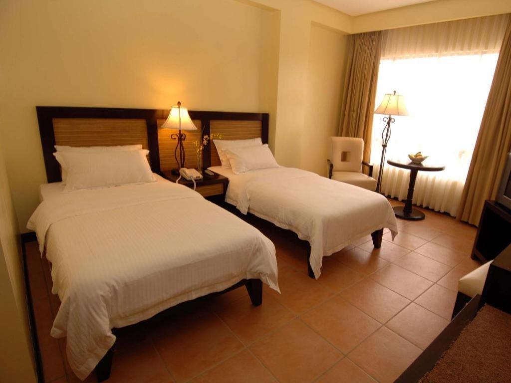 Planta Centro Bacolod Hotel & Residences Exterior photo